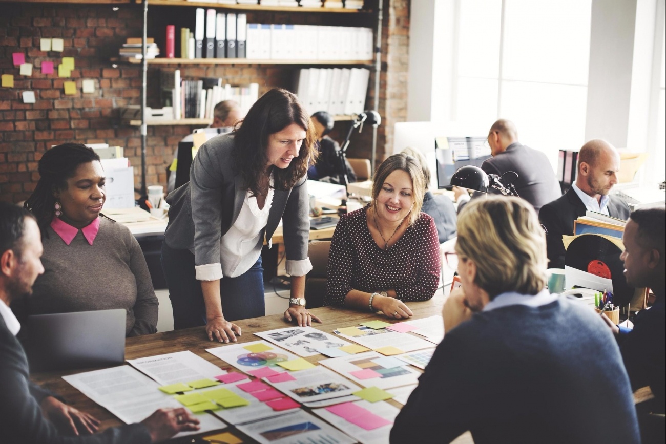 20160525135247-startup-team-coworkers-teamwork-office-brainstorming-ideas-corporate-meeting